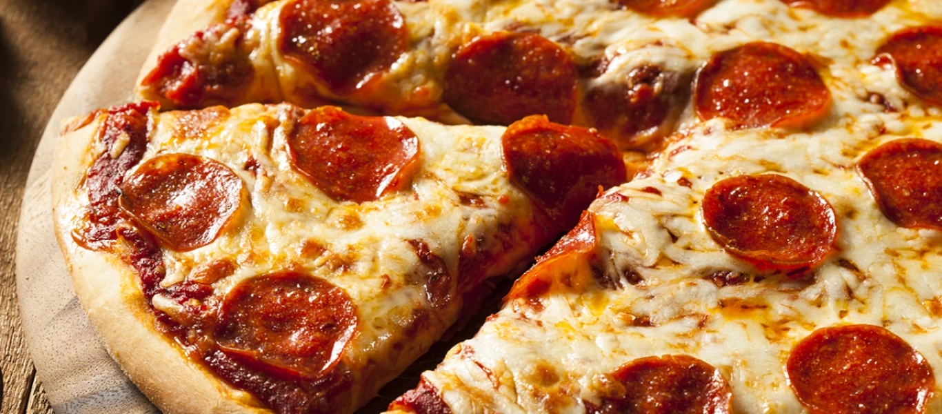 Κι όμως τρώμε λάθος την πίτσα: Aυτός είναι ο σωστός τρόπος σύμφωνα με τους ειδικούς (φωτο)